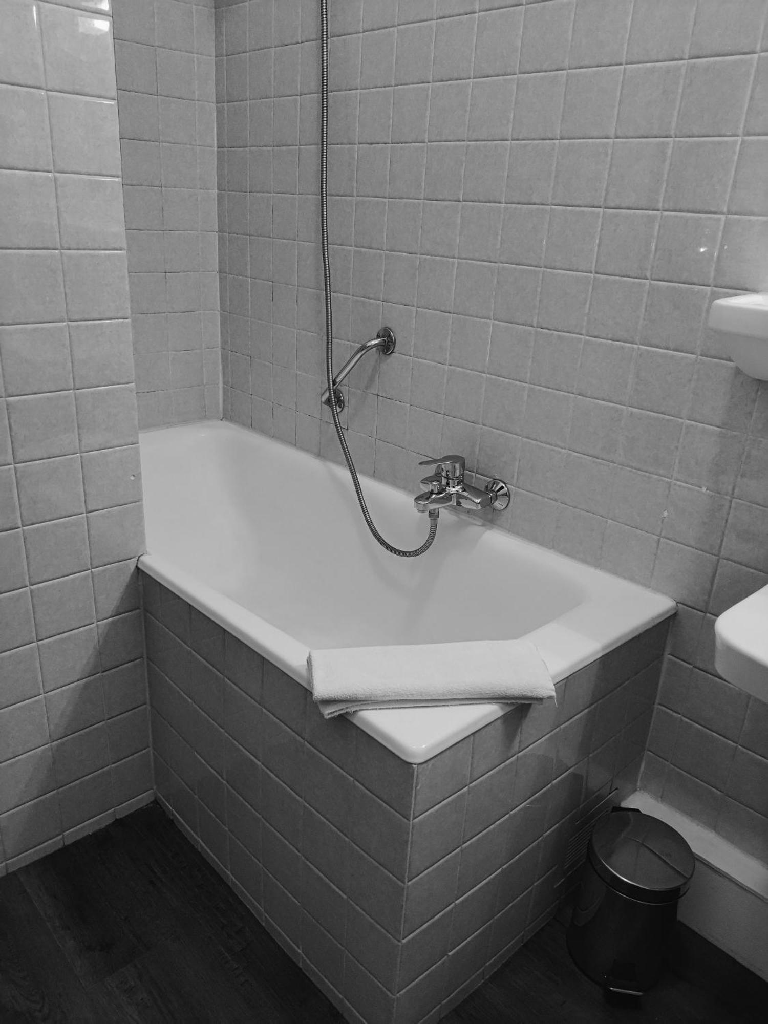 Hotel Saint - Pierre Villedieu-les-Poëles Buitenkant foto