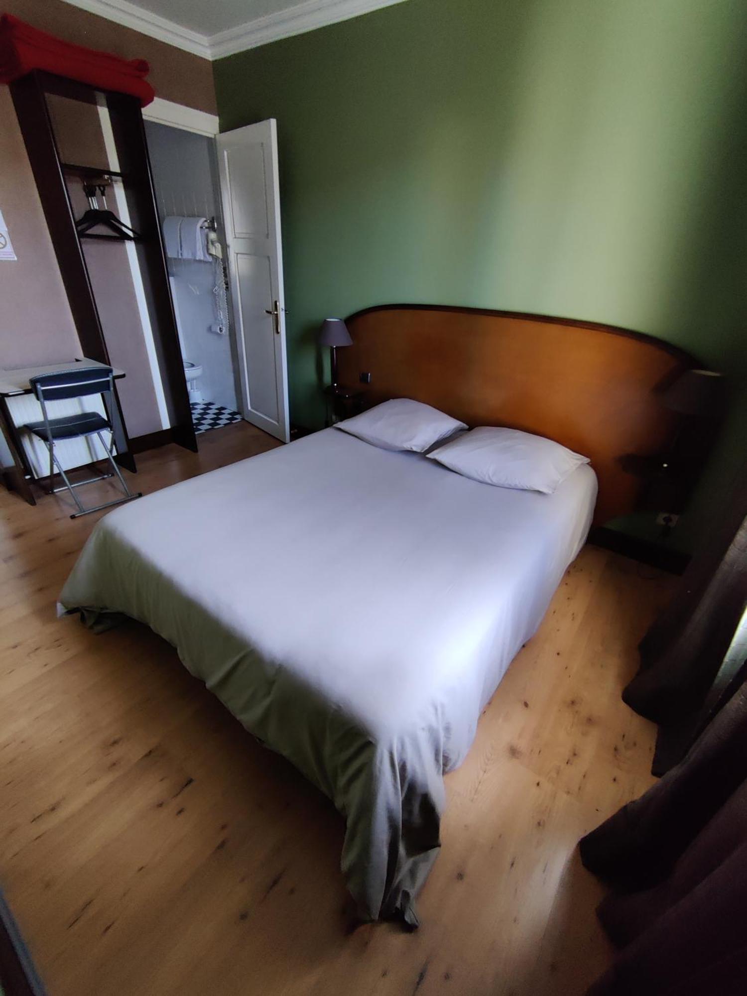 Hotel Saint - Pierre Villedieu-les-Poëles Buitenkant foto